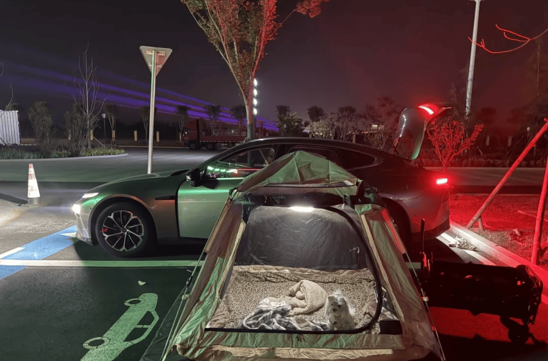 庆期间年轻人旅行掀起“帐篷过夜”热潮冰球突破游戏网站不住酒店住帐篷！国(图1)